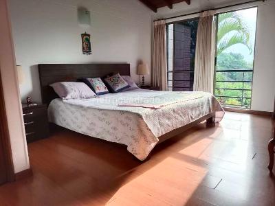 Casa de 5 alcobas en venta en Loma Benedictinos, Envigado, 239 m² · foto 3 de 14