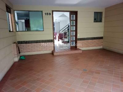 Casa de 5 alcobas en venta en Loma Benedictinos, Envigado, 239 m² · foto 9 de 14