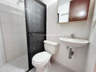 Casa de 2 alcobas en venta en Pajarito, Medellín, 40 m² · foto 10 de 16