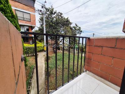 Casa de 2 alcobas en venta en Pajarito, Medellín, 40 m² · foto 13 de 16