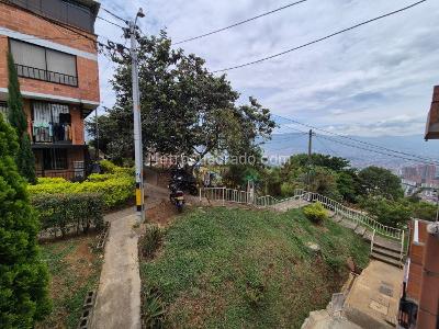 Casa de 2 alcobas en venta en Pajarito, Medellín, 40 m² · foto 14 de 16
