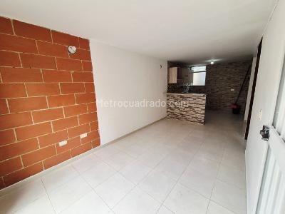 Casa de 2 alcobas en venta en Pajarito, Medellín, 40 m² · foto 3 de 16