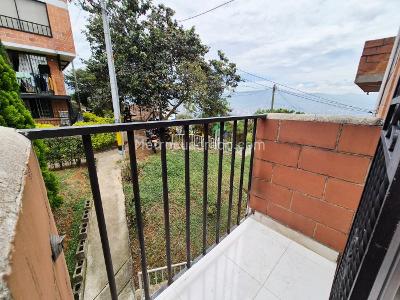 Casa de 2 alcobas en venta en Pajarito, Medellín, 40 m² · foto 5 de 16