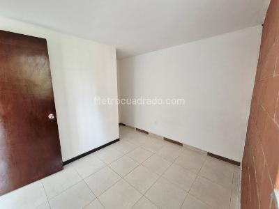 Casa de 2 alcobas en venta en Pajarito, Medellín, 40 m² · foto 7 de 16
