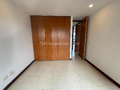 Apartamento de 3 alcobas en arriendo en Loma De Los Parra, Medellín, 138 m² · foto 10 de 19
