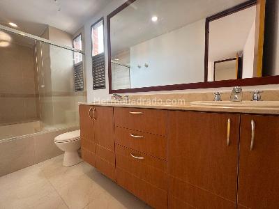 Apartamento de 3 alcobas en arriendo en Loma De Los Parra, Medellín, 138 m² · foto 15 de 19