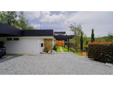 Casa de 3 alcobas en venta en Loma Del Escobero, Envigado, 400 m² · foto 2 de 20