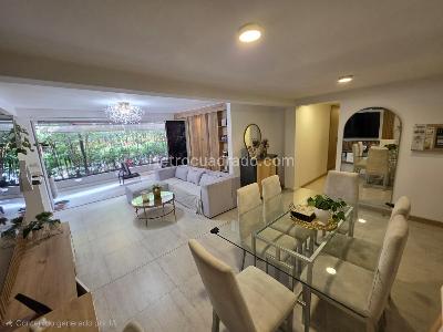 Apartamento de 3 alcobas en venta en Loma De Los Bernal, Medellín, 143 m² · foto 2 de 20