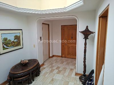 Apartamento de 3 alcobas en venta en Santa Barbara Occidental, Bogotá, 201 m² · foto 10 de 14