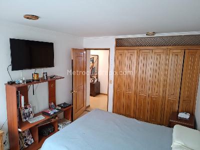 Apartamento de 3 alcobas en venta en Santa Barbara Occidental, Bogotá, 201 m² · foto 11 de 14