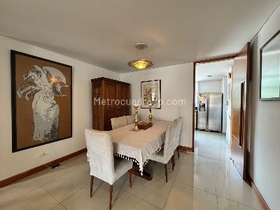 Apartamento de 3 alcobas en venta en Laureles, Medellín, 157 m² · foto 3 de 16