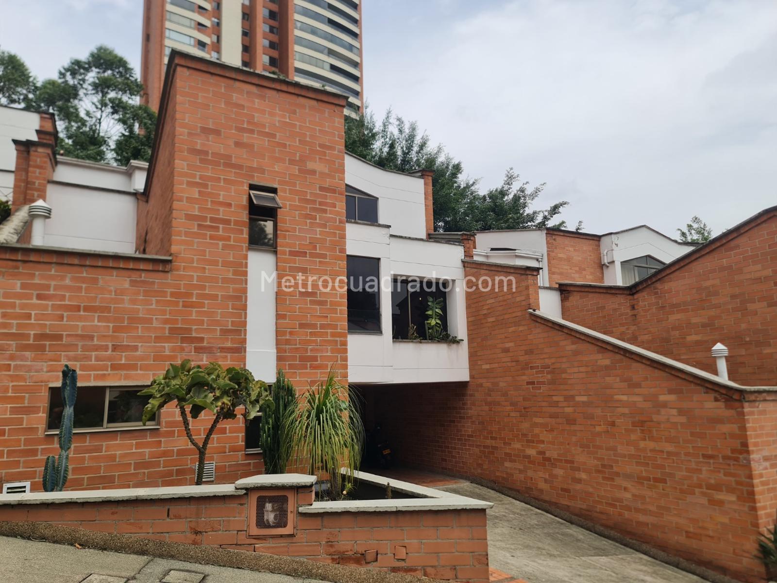 Casa de 4 habitaciones en venta en El Poblado, Medellín — imagen 1 de 14
