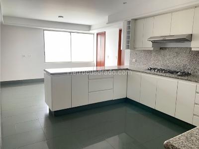 Apartamento de 4 alcobas en venta en Los Rosales, Bogotá, 510 m² · foto 2 de 20