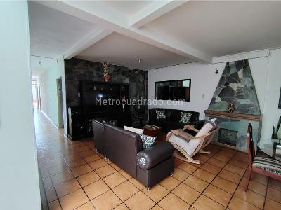 Casa de 5 alcobas en venta en Barrio La Cabaña, Armenia, 256 m² · foto 3 de 20
