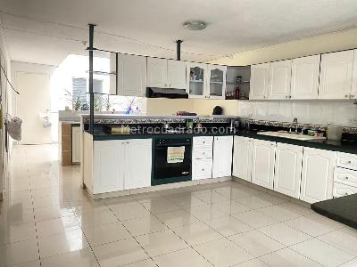 Casa de 4 alcobas en venta en Los Colores, Medellín, 305 m² · foto 2 de 20