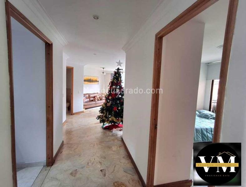 Apartamento Amplio de 4 Alcobas con Balcón en Laureles - 9
