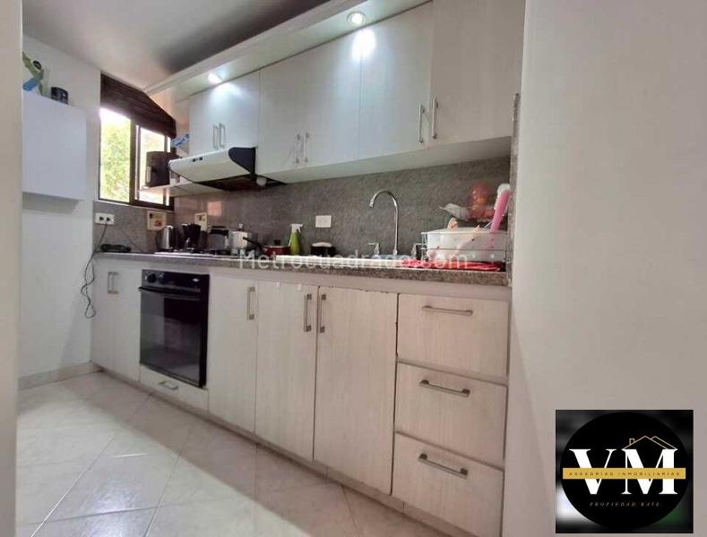 Apartamento Amplio de 4 Alcobas con Balcón en Laureles - 2