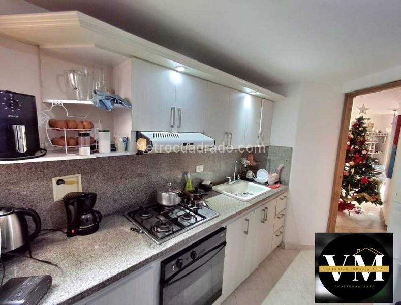 Apartamento Amplio de 4 Alcobas con Balcón en Laureles - 3