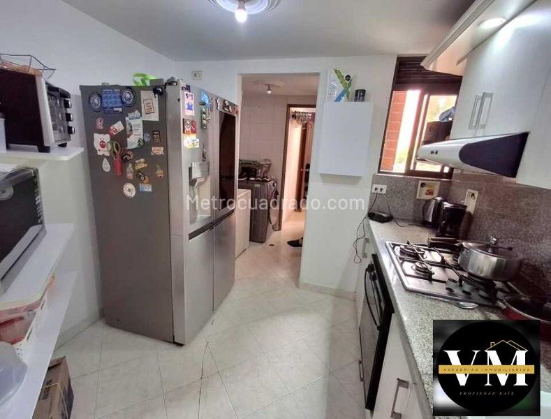 Apartamento Amplio de 4 Alcobas con Balcón en Laureles - 5