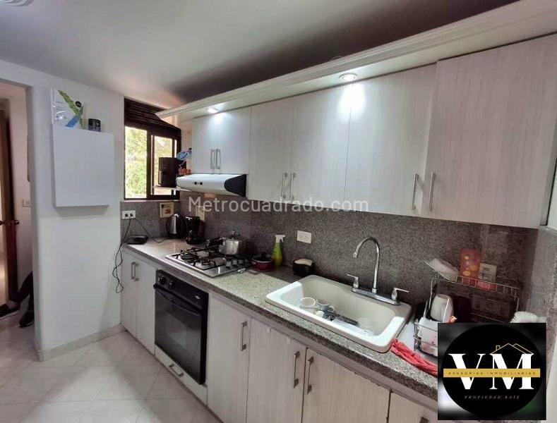 Apartamento Amplio de 4 Alcobas con Balcón en Laureles - 4