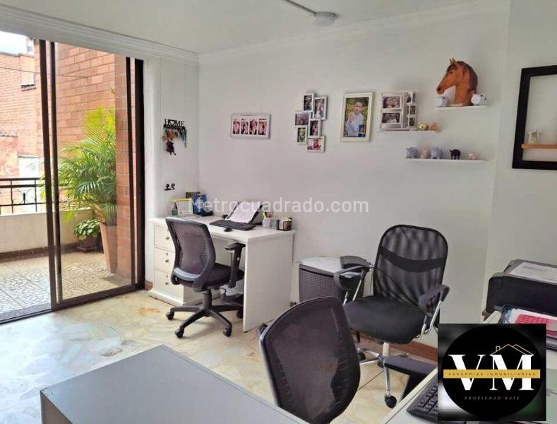 Apartamento Amplio de 4 Alcobas con Balcón en Laureles - 7