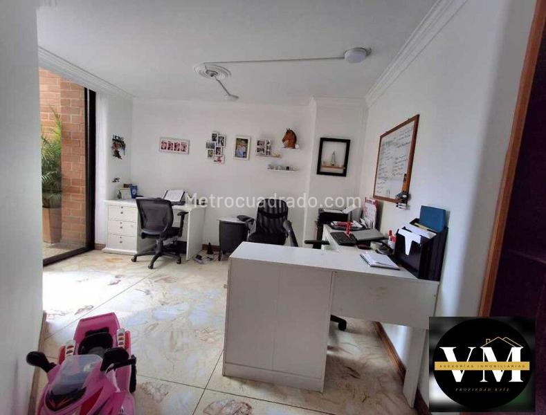 Apartamento Amplio de 4 Alcobas con Balcón en Laureles - 8