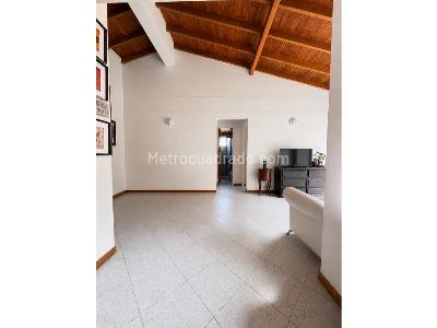 Apartamento de 2 alcobas en venta en Loma De Los Bernal, Medellín, 53 m² · foto 2 de 18