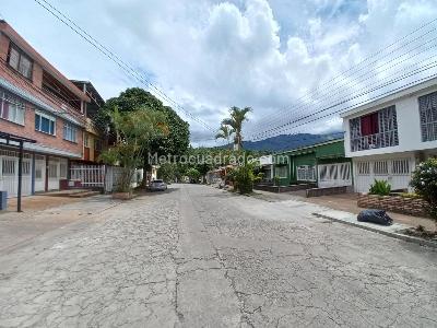 Casa de 5 alcobas en venta en Castellana, Ibagué, 292 m² · foto 2 de 12
