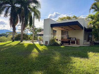 Casa de 4 alcobas en venta en Parcelacion Agroturistica Las Victorias, Ibagué, 616 m² · foto 2 de 20
