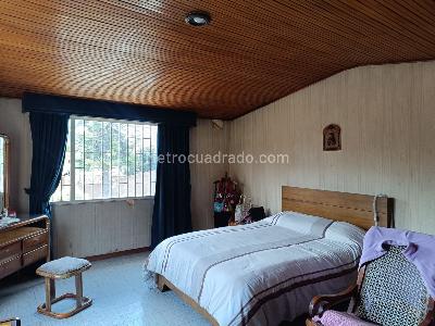 Casa de 5 alcobas en venta en La Esmeralda, Bogotá, 240 m² · foto 10 de 15