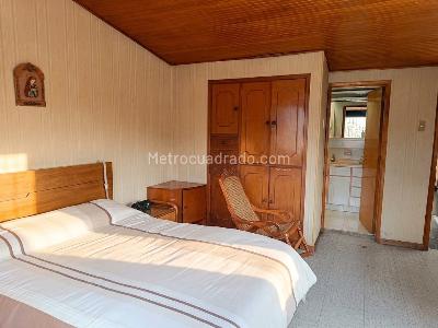 Casa de 5 alcobas en venta en La Esmeralda, Bogotá, 240 m² · foto 9 de 15