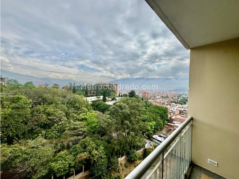 3BR Apartment in Belún with Private Parking & Balcony