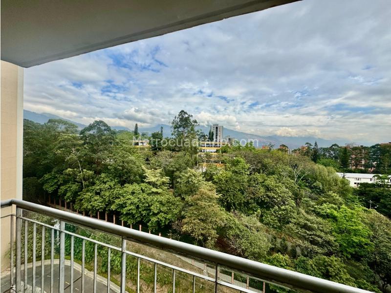 3BR Apartment in Belún with Private Parking & Balcony - 2