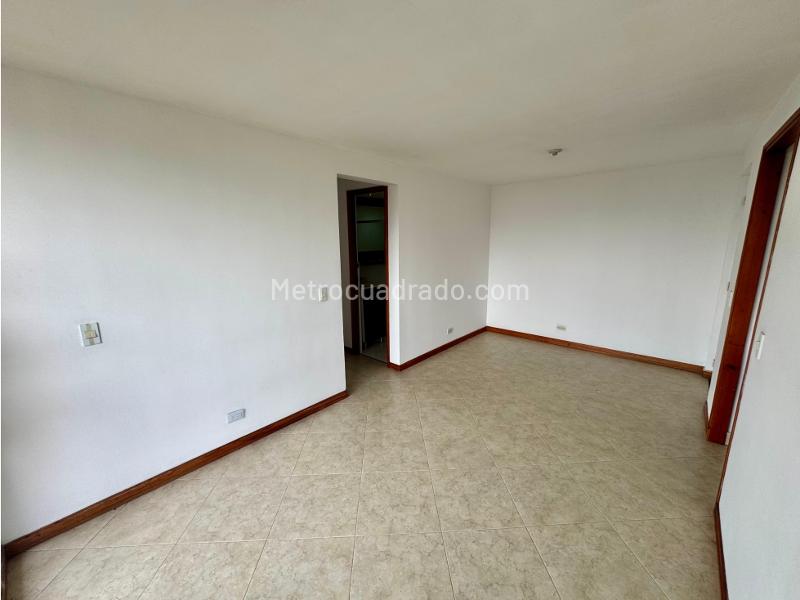 3BR Apartment in Belún with Private Parking & Balcony - 4