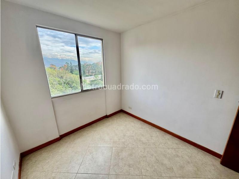 3BR Apartment in Belún with Private Parking & Balcony - 5
