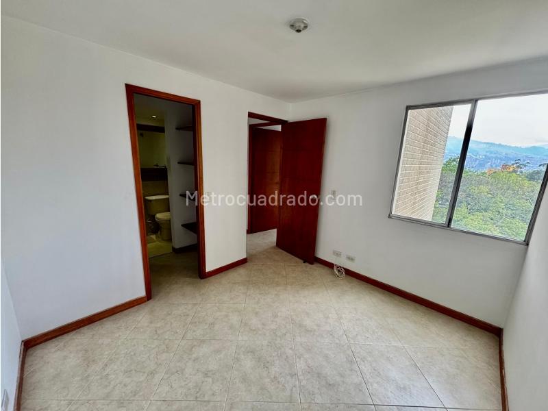 3BR Apartment in Belún with Private Parking & Balcony - 6