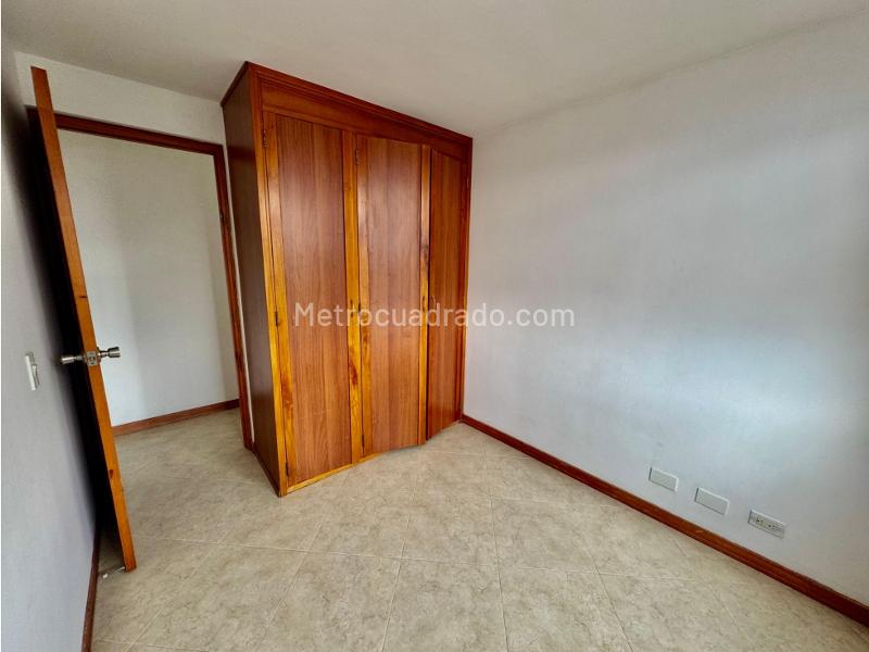 3BR Apartment in Belún with Private Parking & Balcony - 8