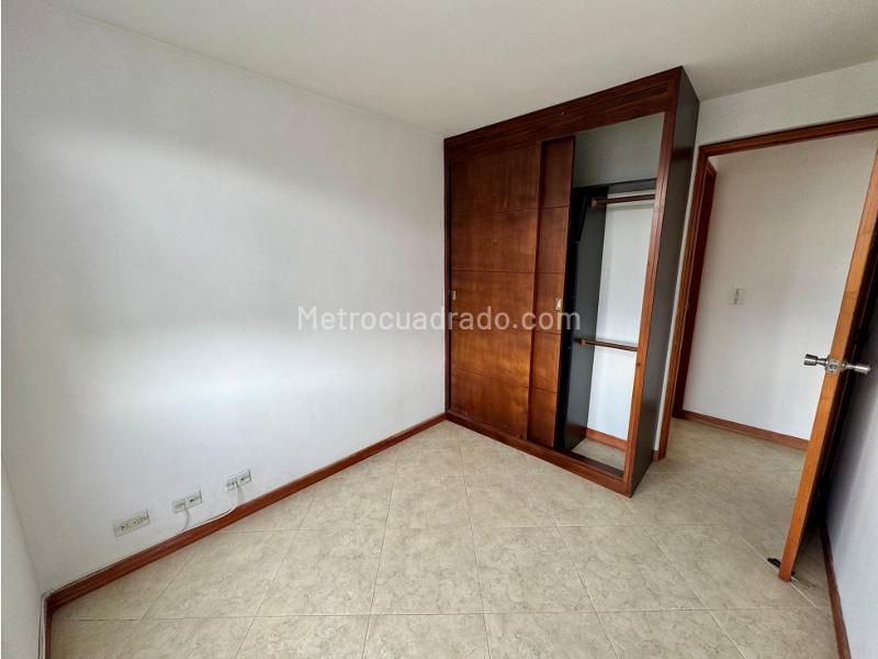 3BR Apartment in Belún with Private Parking & Balcony - 9