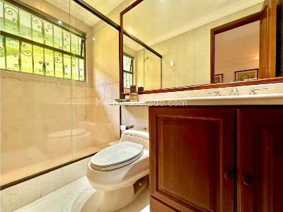 Casa de 4 alcobas en venta en El Poblado, Medellín, 995 m² · foto 17 de 20