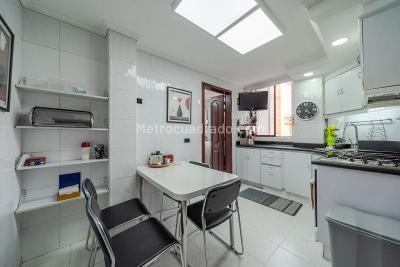 Apartamento de 3 alcobas en venta en Santa Barbara Occidental, Bogotá, 140 m² · foto 5 de 14