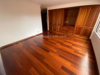 Apartamento de 3 alcobas en venta en Chico Navarra, Bogotá, 137 m² · foto 12 de 19