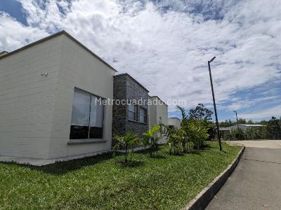 Casa de 3 alcobas en venta en Condominio Lagos De Iraka, Armenia, 228 m² · foto 2 de 19