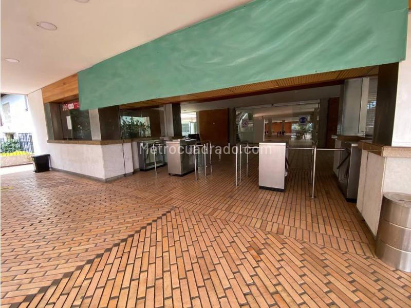 Edificio de Oficinas en Venta, El Lago, Bogotá D.C. - Más