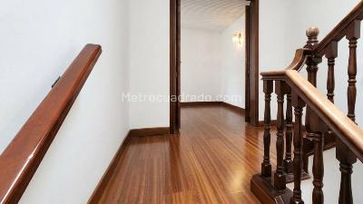 Casa de 3 alcobas en venta en Santa Barbara, Bogotá, 261 m² · foto 2 de 13