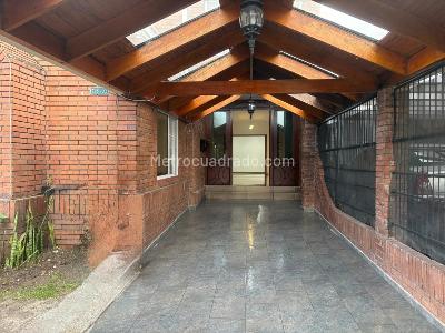 Casa de 5 alcobas en venta en El Batan Ii Sector, Bogotá, 256 m² · foto 2 de 20
