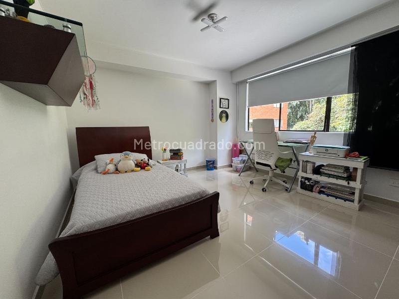 Apartamento Amplio de 4 Alcobas Rodeado de Naturaleza en El Poblado - 8