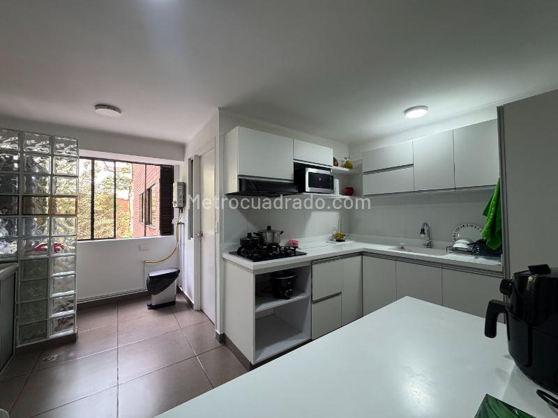 Apartamento Amplio de 4 Alcobas Rodeado de Naturaleza en El Poblado - 4