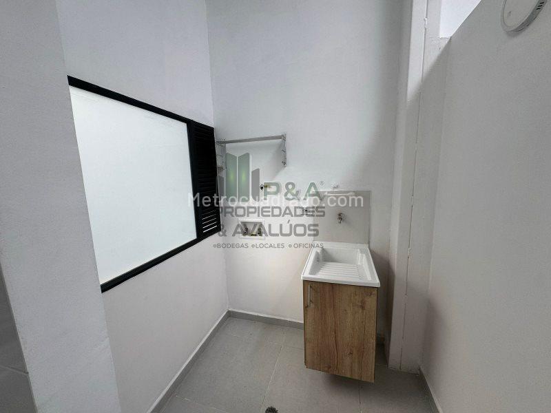 Apartamento Moderno de 4 Alcobas en el Centro de Medellín - 2