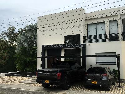 Casa de 4 alcobas en venta en Cn Lagos Del Penon, Girardot, 180 m² · foto 2 de 19