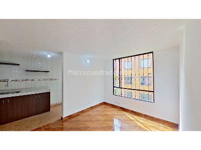 Apartamento de 3 alcobas en venta en Centro Usme, Bogotá, 48 m² · foto 2 de 19